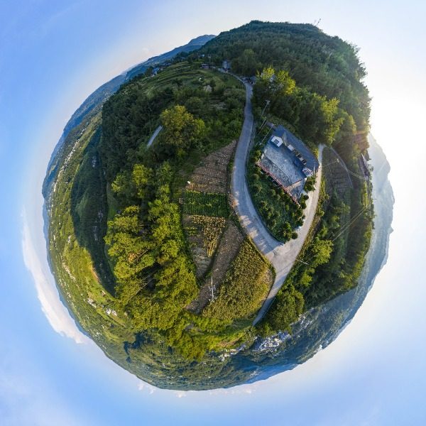 穿柏村